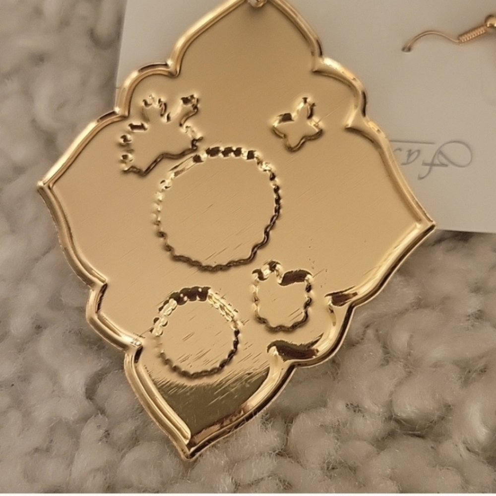 NEW FLORAL WHITE/GOLD Plated Style Earrings - Picture 3 of 8
